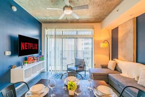 Homey 1BD - Central Downtown - Gym, Pool, Parking