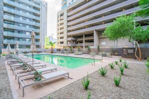 Homey 1BD - Central Downtown - Gym, Pool, Parking
