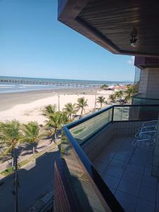 Apartamento pé na areia com sacada e garagem 2 banheiros
