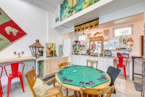 Walk to Happys Inn Studio with Outdoor Space!