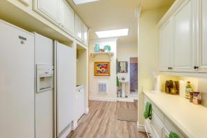 Crystal Lake Retreat Apt: Walk to Happys Inn!
