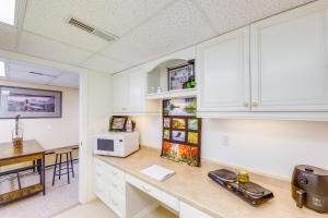 Crystal Lake Retreat Apt: Walk to Happys Inn!