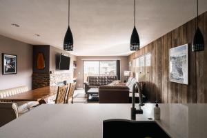 Choice Condo - Walk to Gondola - Sleeps 7!