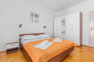 Apartments by the sea Podgora, Makarska - 12326