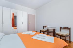 Apartments by the sea Podgora, Makarska - 12326