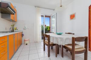 Apartments by the sea Podgora, Makarska - 12326