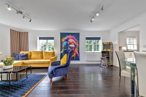 Luxury Apartment-CONTRACTORS-Free Parking-Central Location