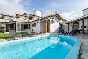 Casa Jurere Internacional com 6 quartos e piscina, churrasqueira , 300m do mar