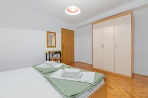 Apartments by the sea Podgora, Makarska - 12326