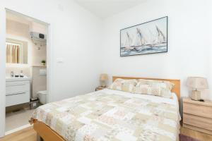Apartments with parking space Trogir - 24167