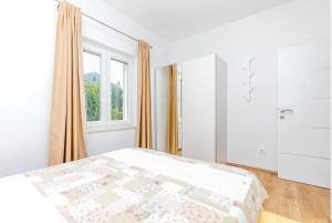 Apartments with parking space Trogir - 24167