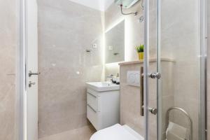 Apartments with parking space Trogir - 24167