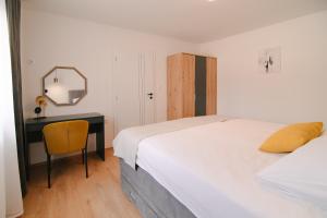 Apartments and rooms with parking space Korenica, Plitvice - 24421