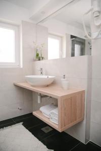 Apartments and rooms with parking space Korenica, Plitvice - 24421