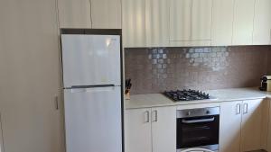 Guesthouse near airport with private access and parking