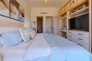 New! Luxury PH with Pool Golf & Ocean Views