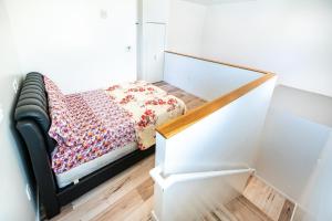 Modern 2 Bedroom 3 Level Loft by Hollywood Close to Downtown LA Free Gated Parking Full Kitchen