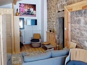 Maisons de vacances Gite de charme 18eme avec spa et terrasse, St-Julien-Molin-Molette - FR-1-496-335 : photos des chambres
