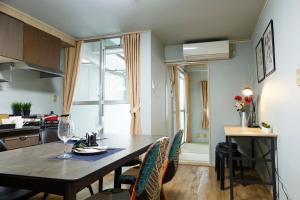 GS42 名古屋栄Area食卓あり和洋ルーム観光家族旅行ビジネスに最適 A Japanese Western style room with dining area in the Sakae area of Nagoya Ideal for sightseeing family trips and business trips