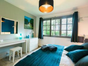 Maisons de vacances Villa spacieuse et elegante avec grand parc arbore, spa et equipements pour 14 personnes - FR-1-510-2 : photos des chambres