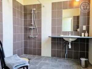 Maisons de vacances Gite au calme a Esquelbecq avec jardin clos et equipements modernes, ideal en famille ou entre amis - FR-1-510-48 : photos des chambres