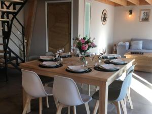 Maisons de vacances Chalet calme avec jardin, terrasse et baignoire balneo - Draps inclus, menage fin sejour en option - FR-1-510-121 : photos des chambres