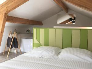 Maisons de vacances Chalet calme avec jardin, terrasse et baignoire balneo - Draps inclus, menage fin sejour en option - FR-1-510-121 : photos des chambres