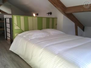 Maisons de vacances Chalet calme avec jardin, terrasse et baignoire balneo - Draps inclus, menage fin sejour en option - FR-1-510-121 : photos des chambres