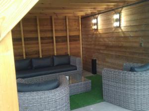 Maisons de vacances Chalet calme avec jardin, terrasse et baignoire balneo - Draps inclus, menage fin sejour en option - FR-1-510-121 : photos des chambres