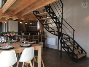 Maisons de vacances Chalet calme avec jardin, terrasse et baignoire balneo - Draps inclus, menage fin sejour en option - FR-1-510-121 : photos des chambres