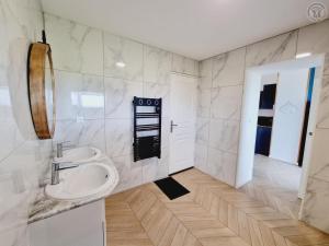 Maisons de vacances Gite de Charme Isole, Ferme Authentique, 4 Chb, Jardin, Randonnees, Val Joly a Proximite - FR-1-510-204 : photos des chambres