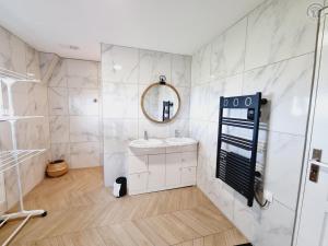 Maisons de vacances Gite de Charme Isole, Ferme Authentique, 4 Chb, Jardin, Randonnees, Val Joly a Proximite - FR-1-510-204 : photos des chambres