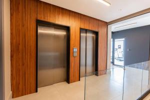 NEW Luxury 2BR Apartment with Gym, Rooftop Pool, Sauna, Longe, Sky View in Downtown