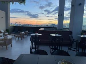 NEW Luxury 2BR Apartment with Gym, Rooftop Pool, Sauna, Longe, Sky View in Downtown