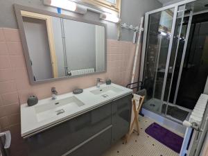 Maisons de vacances Maison avec grand jardin clos et equipements bebe - FR-1-653-22 : photos des chambres
