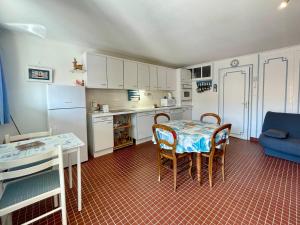 Appartements Rez-de-chaussee a 200m du bord de mer, 1 chambre, terrasse - FR-1-231-342 : photos des chambres