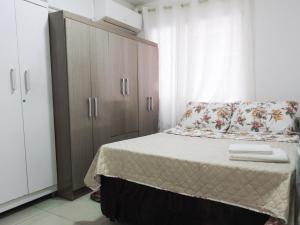 Quarto em apartamento 80 m da praia central