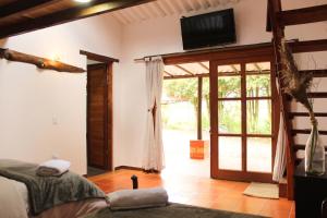 Cabaña rústica cerca del río