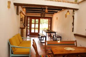 Cabaña rústica cerca del río