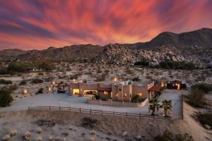 Casa Milla by Fieldtrip 5-Acre Custom Estate with Spa Boulder Views - Ubytování bez kategorie ve městě Joshua Tree