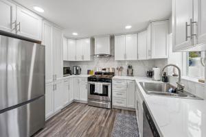 Designer Home with Yard -Walk to Beach, Shops and More