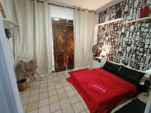 casa jota quarto com ventilador cama solteiro e sofá-cama