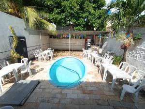 casa jota quarto com ventilador cama solteiro e sofá-cama