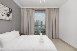 Stunning 1 Bedroom at Boulevard Point with Infinity Pool connected to Dubai Mall by Luxury Space