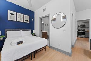 Bright and Modern Studio in Louisville # 112