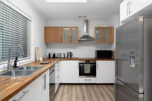 Salt and Stone Modern Pearl Beach Stay 2 Mins to Ocean