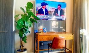 Menlyn Maine Residences - Superior king - Paris apartment