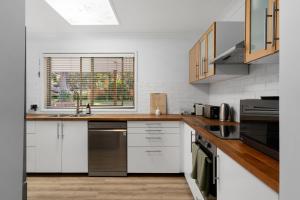 Salt and Stone Modern Pearl Beach Stay 2 Mins to Ocean