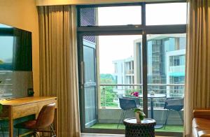 Menlyn Maine Residences - Superior king - Paris apartment