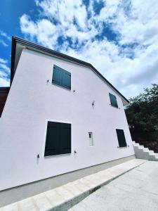 Mare`s House Apartments with Pool